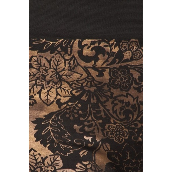 Women's Metallic Floral Accent Seamless Leggings - Picture 4 of 4